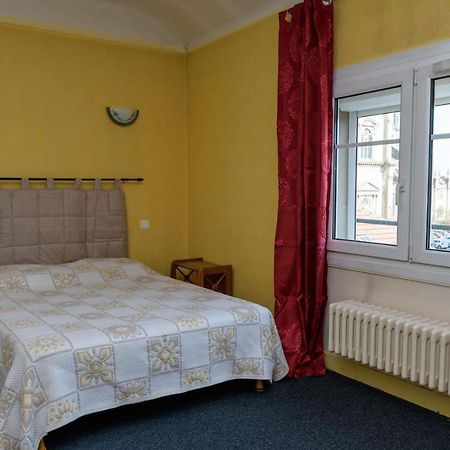 Hotel De La Cloche Sp Reims Bagian luar foto