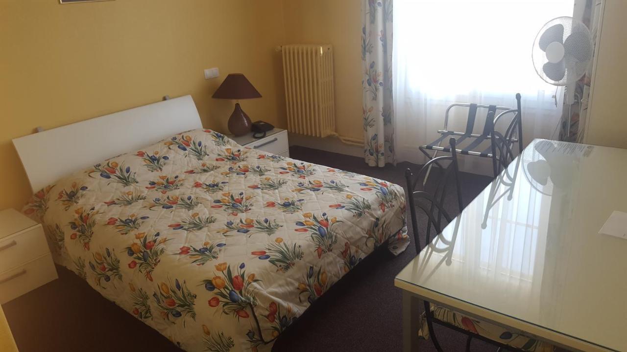 Hotel De La Cloche Sp Reims Bagian luar foto