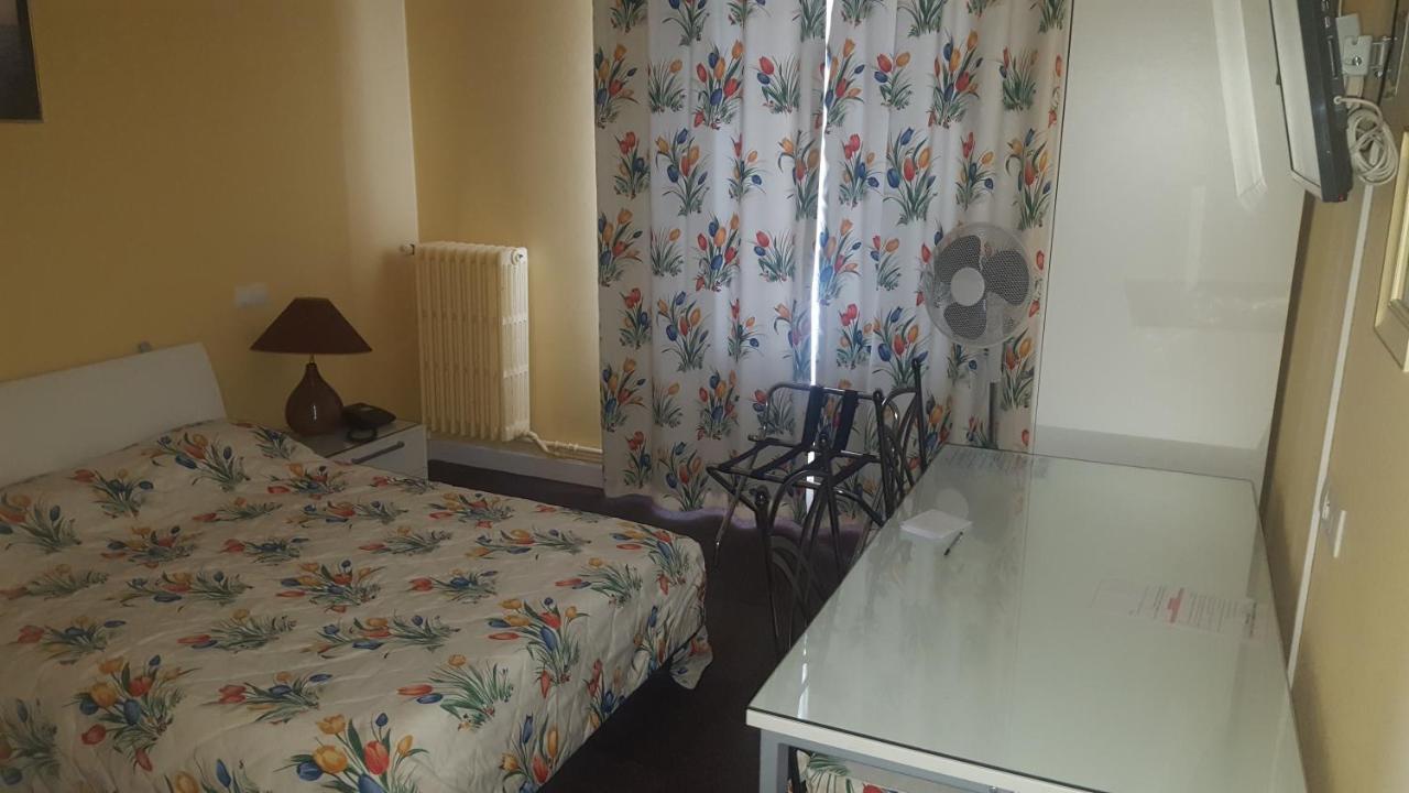 Hotel De La Cloche Sp Reims Bagian luar foto