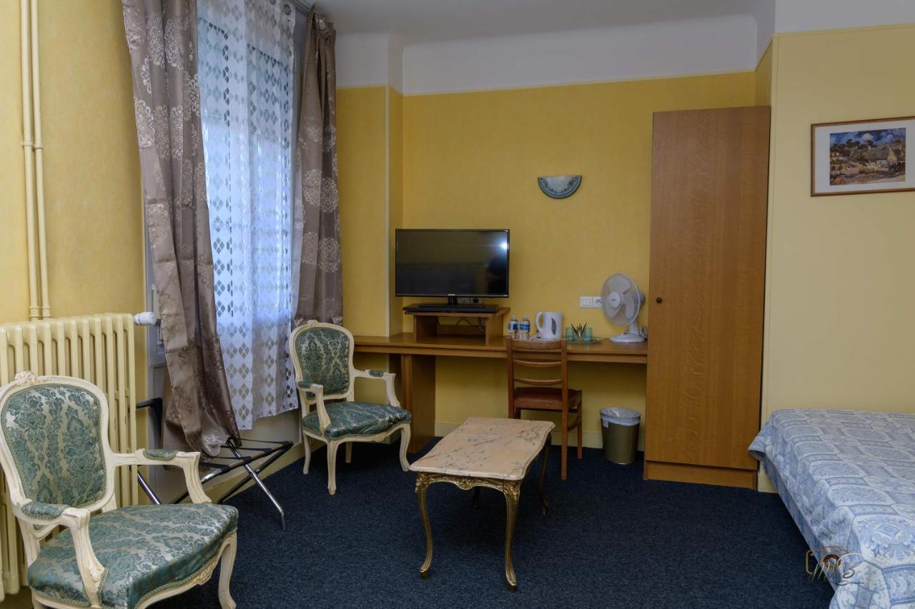 Hotel De La Cloche Sp Reims Bagian luar foto